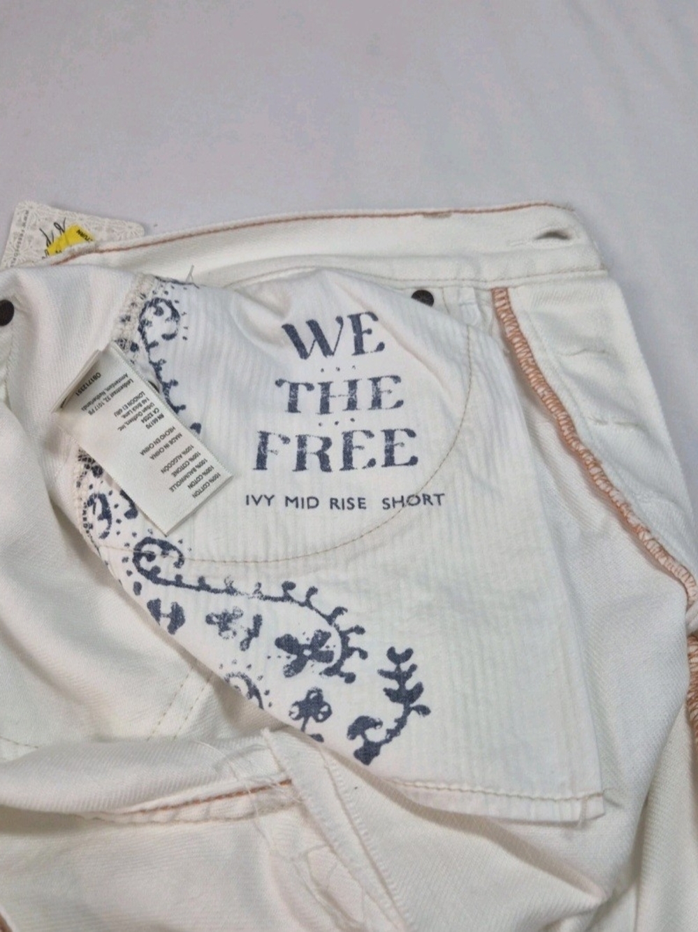 Free People Women's Shorts Size 27 Ivory Denim Raw Hem Fly Botón. 36 - Picture 8 of 13